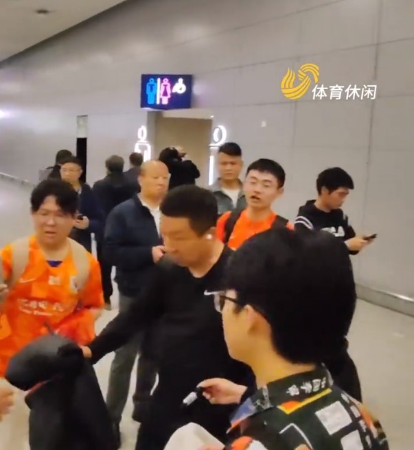 温馨！泰山队抵达上海，鲁蜜齐聚机场为崔康熙唱响生日歌